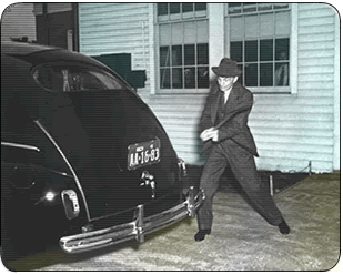 HenryFord traktiert zu Werbezwecken sein "Hemp-Car" (1941) Bild: www.hempplastic.com - GIF - 33 kB